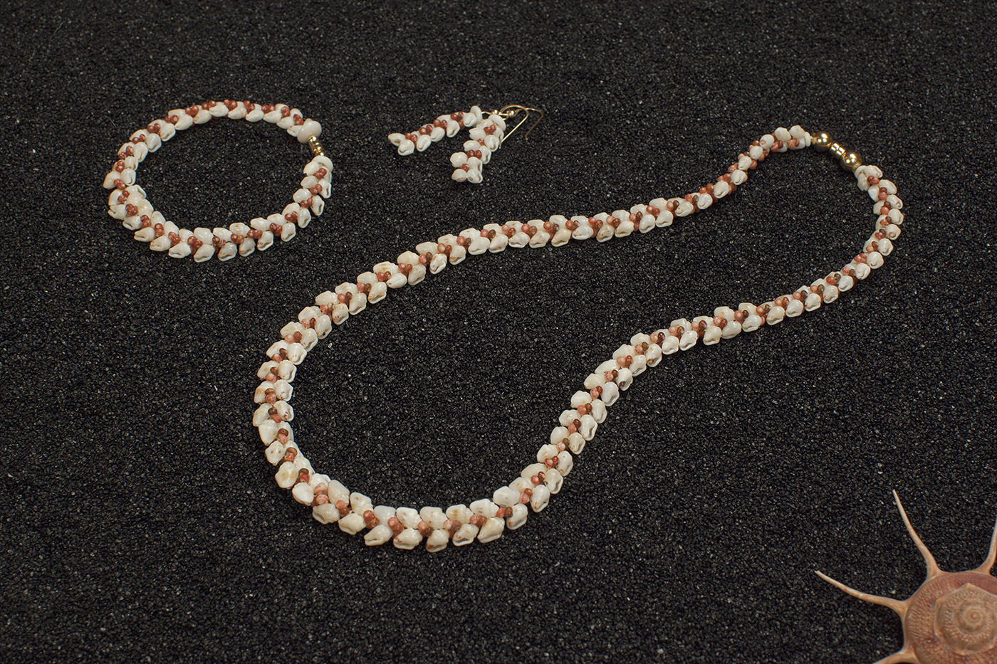 Ni'ihau shell lei by Kuana Torres Kahele | Hawaiian jewelry, Royal jewelry,  Hawaiian crafts